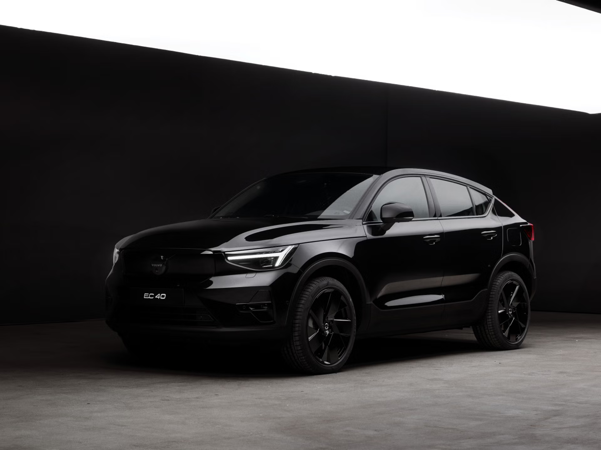 VOLVO EC40 XCENTRIC Black Edition AWD 